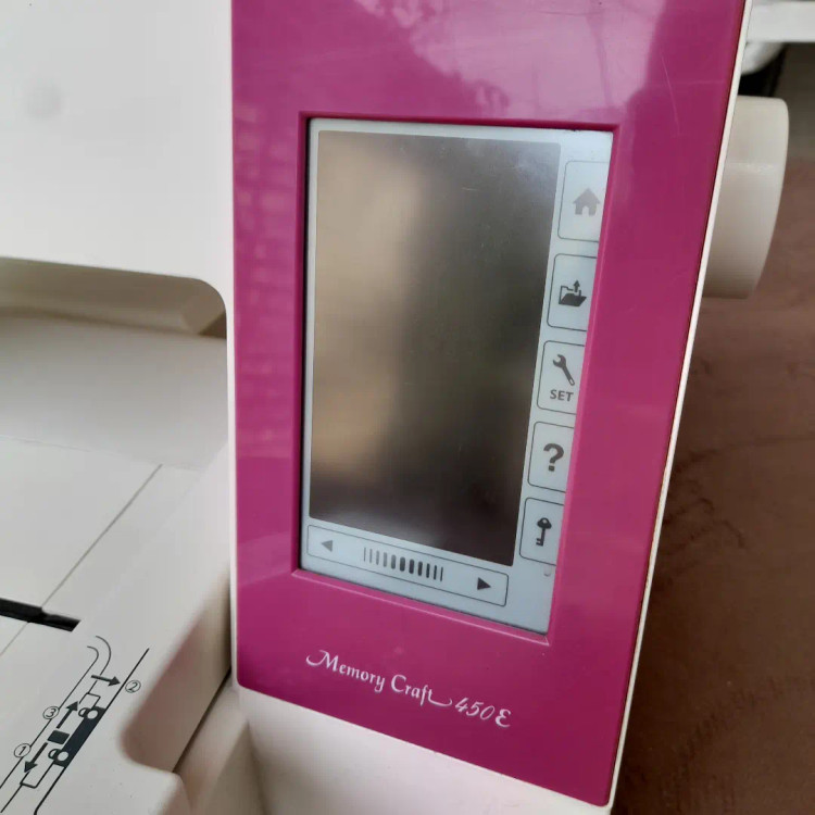 چرخ گلدوزی ژانومه مدل 450 نوار صورتی 1600 ساعت کارکرد