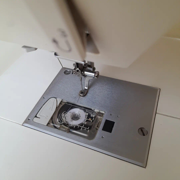 چرخ گلدوزی ژانومه مدل 450 نوار صورتی 1600 ساعت کارکرد