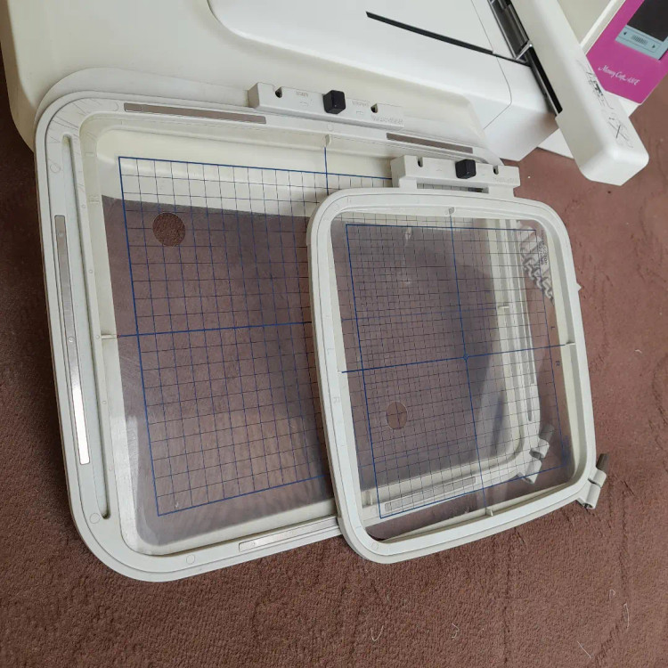 چرخ گلدوزی ژانومه مدل 450 نوار صورتی 1600 ساعت کارکرد