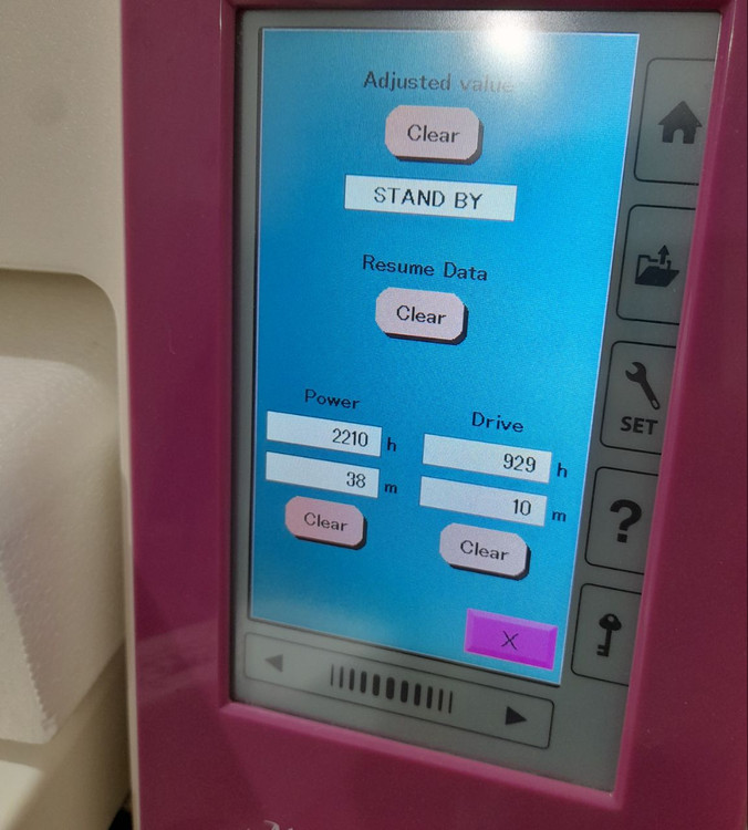 چرخ گلدوزی ژانومه مدل 450 نوار صورتی - کارکرده با حدود ٩٢٩ ساعت کارکرد و کیفیت عالی