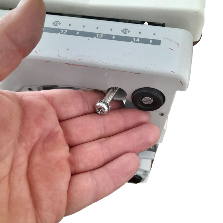 پیچ زیرین بدنه چرخ گلدوزی ژانومه مدل ٣۵٠ و ٣٧٠ با واشر فنری