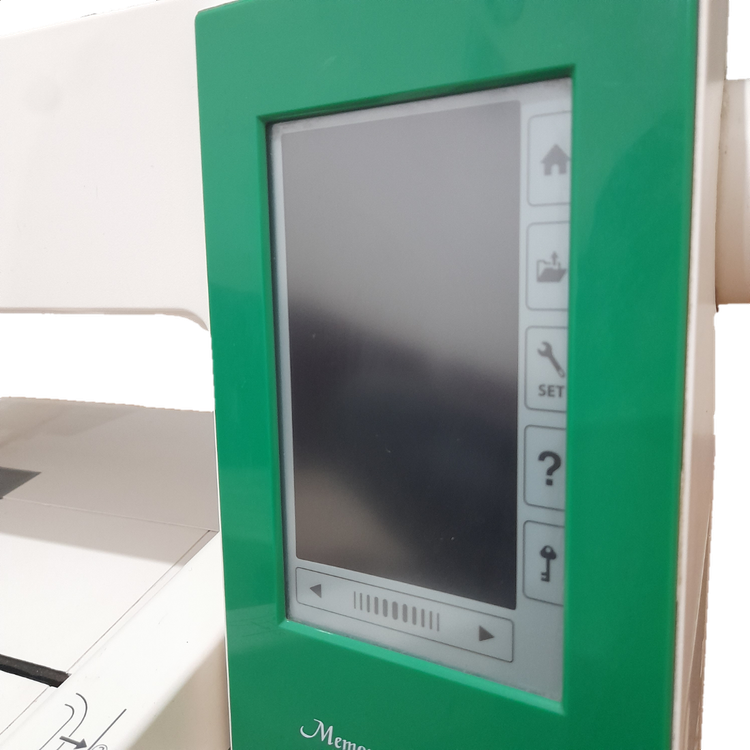 چرخ گلدوزی ژانومه مدل 450 نوار سبز - کارکرده با حدود ٣١۴٩ ساعت کارکرد واقعی