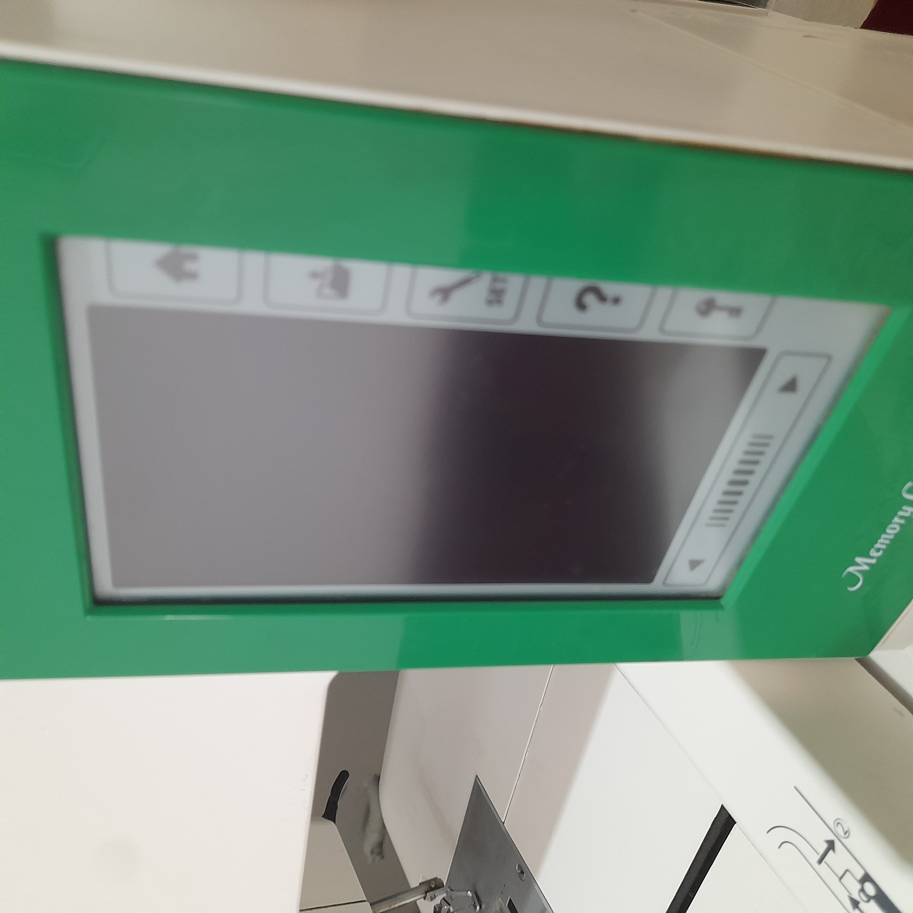 چرخ گلدوزی ژانومه مدل 450 نوار سبز - کارکرده با حدود ۴٨٢۵ ساعت کارکرد واقعی