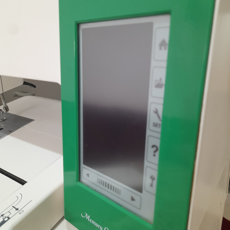 چرخ گلدوزی ژانومه مدل 450 نوار سبز - کارکرده با حدود ۴٨٢۵ ساعت کارکرد واقعی