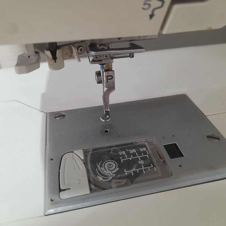 چرخ گلدوزی ژانومه مدل 450 نوار سبز - کارکرده با حدود ۴٨٢۵ ساعت کارکرد واقعی