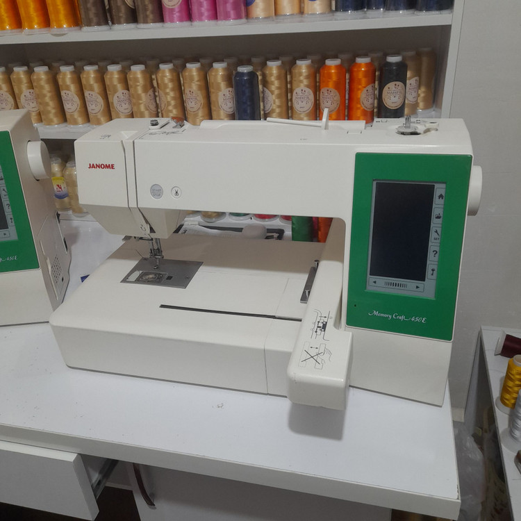 نمای جلوی دستگاه گلدوزی Janome 450 با 1755 ساعت کارکرد