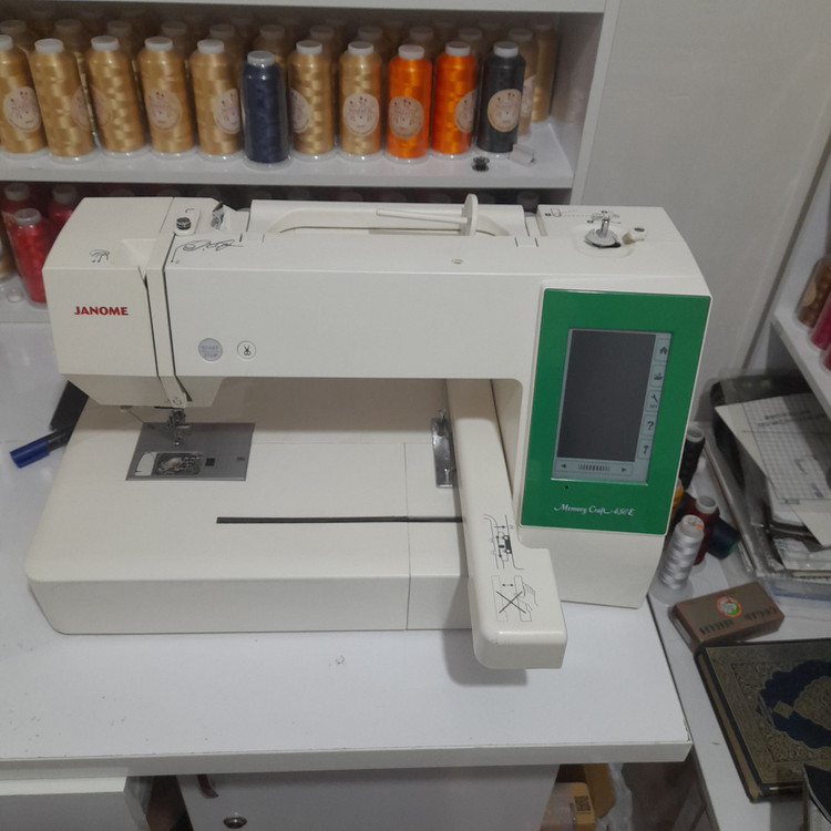 بدنه تمیز و بدون شکستگی چرخ گلدوزی Janome 450