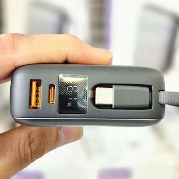نمایشگر دیجیتال و پورتهای ورودی و خروجی پاوربانک Winner 45W
