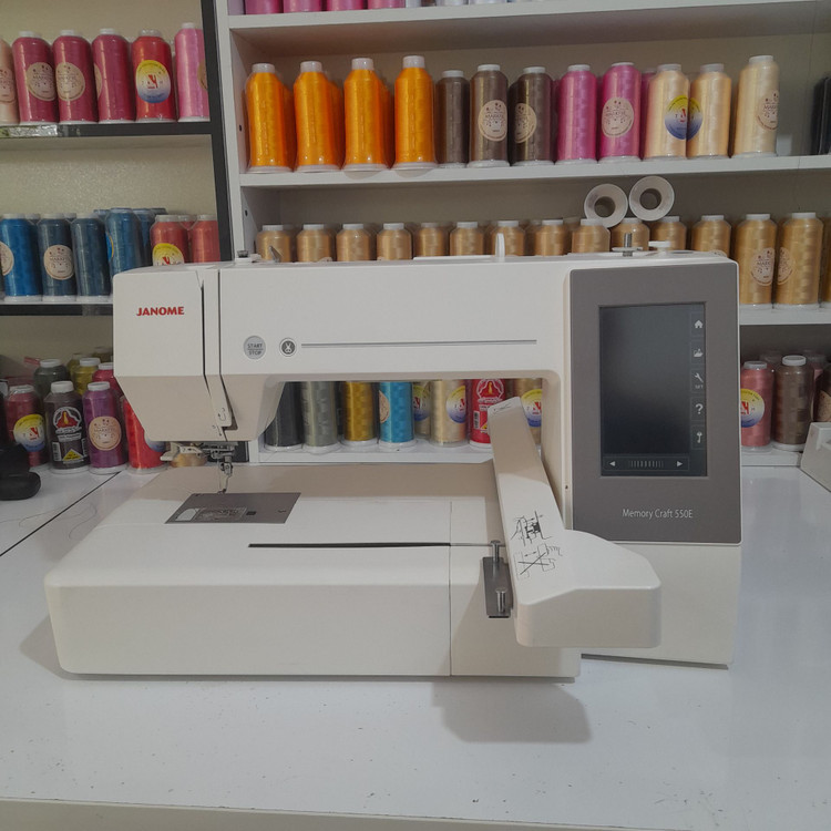 صفحه نمایش لمسی چرخ گلدوزی Janome 550E با نمایش ساعت کارکرد