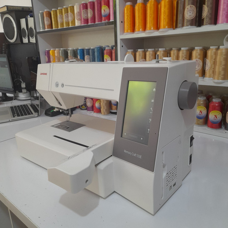چرخ گلدوزی ژانومه 550E نمای کلی دستگاه