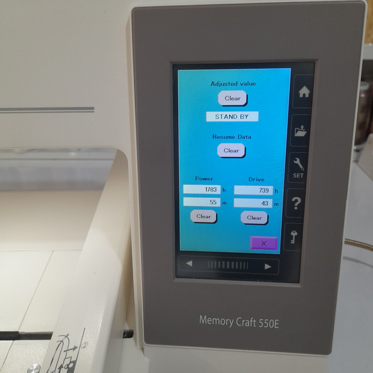 صفحه نمایش لمسی چرخ گلدوزی Janome 550E با نمایش ساعت کارکرد