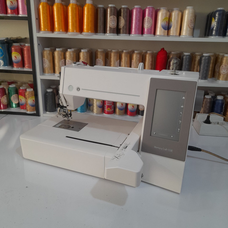 دستگاه گلدوزی ژانومه 550E در کارگاه خیاطی