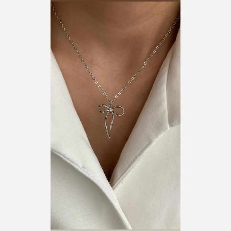 گردنبند دخترانه استیل طرح پاپیون رنگ ثابت نقره ای