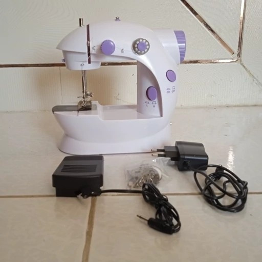 چرخ خیاطی مینی اورجینال مدل SM202A برقی و باتری خور قابل حمل