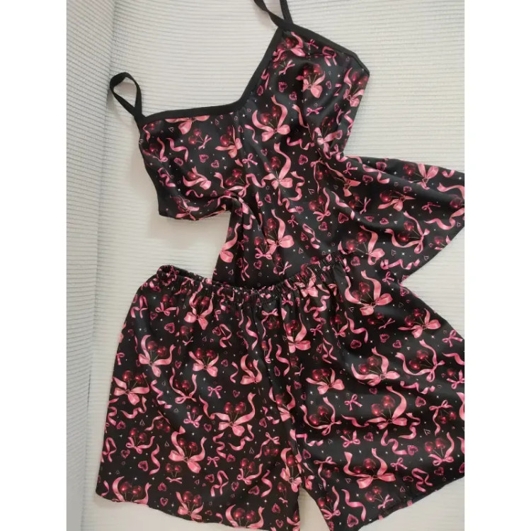 ست تاپ و شلوارک و اسکرانچی زنانه جنس ساتن درجه یک فری سایز 38 تا 42 مشکی و سبز