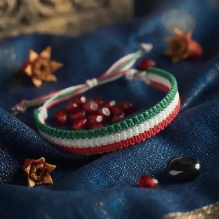 دستبند دست ساز بافت سه رنگ پرچم ایران سایز فریز جنس نخ باکیفیت و مقاوم